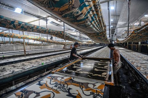 Pekerja memproduksi kain warna-warni di sentra industri rumahan Desa Krajan, Mojolaban, Sukoharjo, Jawa Tengah, pada 25 April 2025.