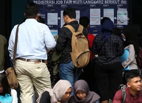 Pencari kerja mencari informasi lowongan pekerjaan saat acara Job Fair di kawasan Jakarta, Rabu (27/11/2019). Job Fair tersebut digelar dengan menawarkan lowongan berbagai sektor untuk mengur
