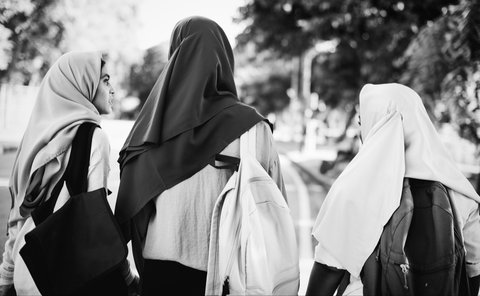 Ilustrasi muslim, Islami, muslimah, pesantren santriwati. (Image by rawpixel.com on Freepik)