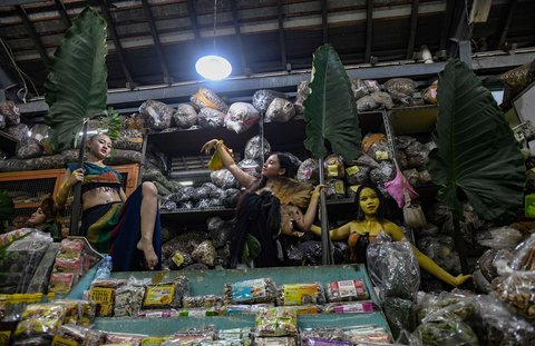 Penari melakukan performing art saat Tribute Solo Menari dalam rangka memperingati Hari Tari Sedunia di Pasar Gede, Surakarta, Jawa Tengah, Sabtu (26/4/2025).
