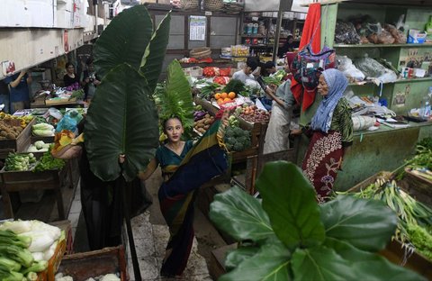 Penari melakukan performing art saat Tribute Solo Menari dalam rangka memperingati Hari Tari Sedunia di Pasar Gede, Surakarta, Jawa Tengah, Sabtu (26/4/2025).