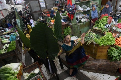 Penari melakukan performing art saat Tribute Solo Menari dalam rangka memperingati Hari Tari Sedunia di Pasar Gede, Surakarta, Jawa Tengah, Sabtu (26/4/2025).