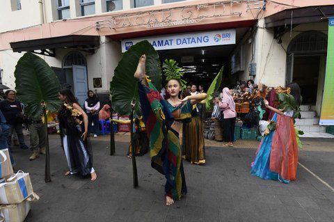 Penari melakukan performing art saat Tribute Solo Menari dalam rangka memperingati Hari Tari Sedunia di Pasar Gede, Surakarta, Jawa Tengah, Sabtu (26/4/2025).