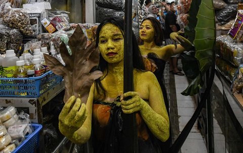 Penari melakukan performing art saat Tribute Solo Menari dalam rangka memperingati Hari Tari Sedunia di Pasar Gede, Surakarta, Jawa Tengah, Sabtu (26/4/2025).