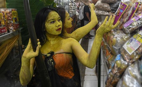 Penari melakukan performing art saat Tribute Solo Menari dalam rangka memperingati Hari Tari Sedunia di Pasar Gede, Surakarta, Jawa Tengah, Sabtu (26/4/2025).