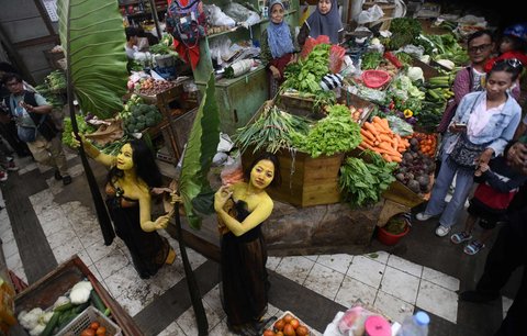 Penari melakukan performing art saat Tribute Solo Menari dalam rangka memperingati Hari Tari Sedunia di Pasar Gede, Surakarta, Jawa Tengah, Sabtu (26/4/2025).