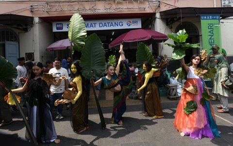 Penari melakukan performing art saat Tribute Solo Menari dalam rangka memperingati Hari Tari Sedunia di Pasar Gede, Solo, Sabtu (26/4/2025).
