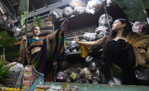 Penari melakukan performing art saat Tribute Solo Menari dalam rangka memperingati Hari Tari Sedunia di Pasar Gede, Surakarta, Jawa Tengah, Sabtu (26/4/2025).