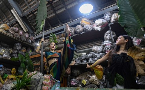 Penari melakukan performing art saat Tribute Solo Menari dalam rangka memperingati Hari Tari Sedunia di Pasar Gede, Surakarta, Jawa Tengah, Sabtu (26/4/2025).