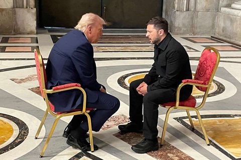 FOTO: Momen Donald Trump dan Presiden Ukraina Bicara Serius Empat Mata di Pemakaman Paus Fransiskus, Ini yang Dibahas!