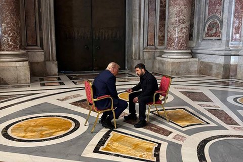 FOTO: Momen Donald Trump dan Presiden Ukraina Bicara Serius Empat Mata di Pemakaman Paus Fransiskus, Ini yang Dibahas!