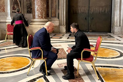 FOTO: Momen Donald Trump dan Presiden Ukraina Bicara Serius Empat Mata di Pemakaman Paus Fransiskus, Ini yang Dibahas!