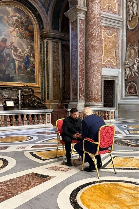 FOTO: Momen Donald Trump dan Presiden Ukraina Bicara Serius Empat Mata di Pemakaman Paus Fransiskus, Ini yang Dibahas!