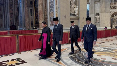 FOTO: Momen Jokowi Hadiri Upacara Pemakaman Paus Fransiskus, Duduk di Barisan Terdepan Sejajar dengan Donald Trump