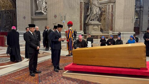 FOTO: Momen Jokowi Hadiri Upacara Pemakaman Paus Fransiskus, Duduk di Barisan Terdepan Sejajar dengan Donald Trump