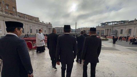 FOTO: Momen Jokowi Hadiri Upacara Pemakaman Paus Fransiskus, Duduk di Barisan Terdepan Sejajar dengan Donald Trump
