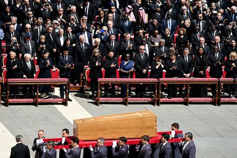 FOTO: Momen Jokowi Hadiri Upacara Pemakaman Paus Fransiskus, Duduk di Barisan Terdepan Sejajar dengan Donald Trump