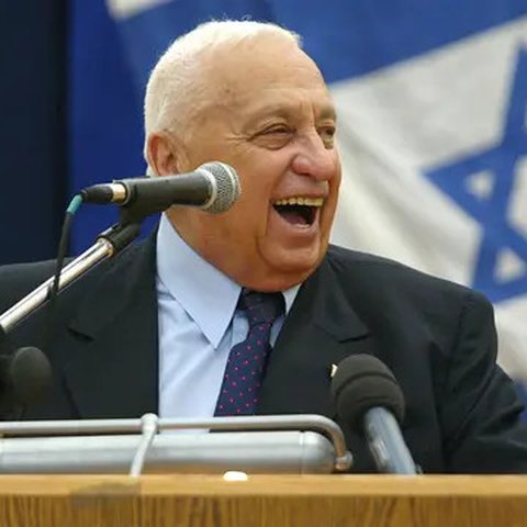 Perdana Menteri Israel Ariel Sharon memberikan pidato pada hari pembukaan tahun ajaran baru di pemukiman Maale Adumim di Tepi Barat, 1 September 2004. (AFP/Arsip)