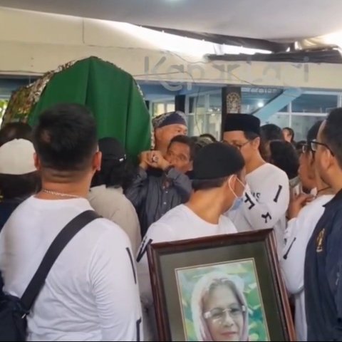 Potret Suasana Duka di Markas Slankers di Potlot, Bimbim Slank  Tegar Panggul Keranda Bunda Iffet