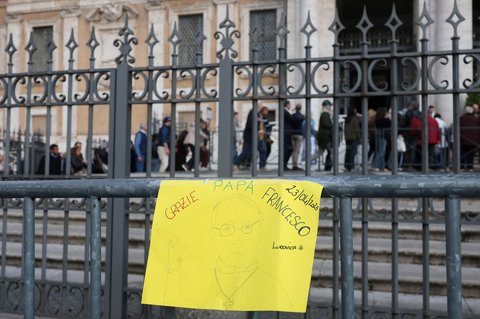 Warga antri memasuki makam Paus Fransiskus di  Basilika Santa Maria Maggiorem Roma, Italia, Minggu (27/04/2025).