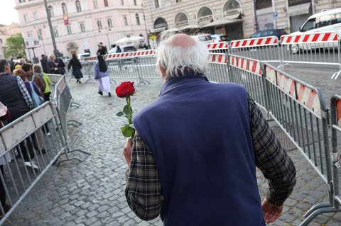 Warga antri memasuki makam Paus Fransiskus di  Basilika Santa Maria Maggiorem Roma, Italia, Minggu (27/04/2025).