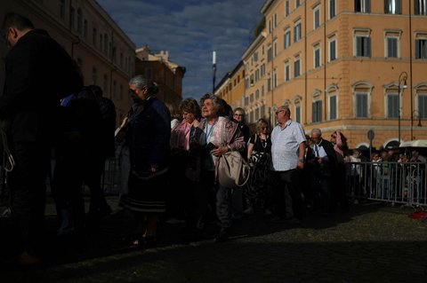 Warga antri memasuki makam Paus Fransiskus di  Basilika Santa Maria Maggiorem Roma, Italia, Minggu (27/04/2025).