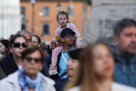 Warga antri memasuki makam Paus Fransiskus di  Basilika Santa Maria Maggiorem Roma, Italia, Minggu (27/04/2025).