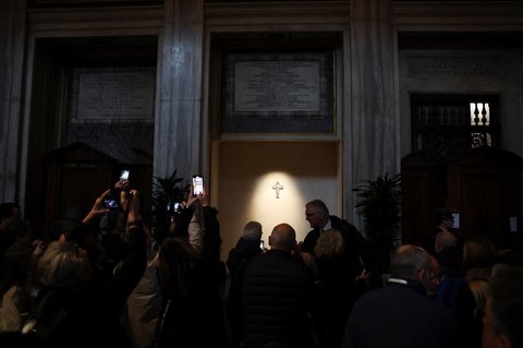 Warga berdoa di makam Paus Fransiskus di  Basilika Santa Maria Maggiorem Roma, Italia, Minggu (27/04/2025).