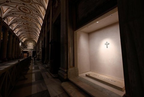 Makam Paus Fransiskus di  Basilika Santa Maria Maggiorem Roma, Italia, Minggu (27/04/2025).