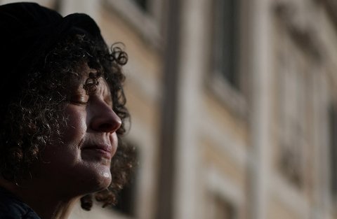 Warga berdoa di makam Paus Fransiskus di  Basilika Santa Maria Maggiorem Roma, Italia, Minggu (27/04/2025).