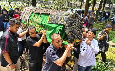 Personel band Slank Bimbim bersama para kerabat saat pemakaman  Bunda Iffet di TPU Karet Bivak, Jakarta, Minggu (27/4/2025).