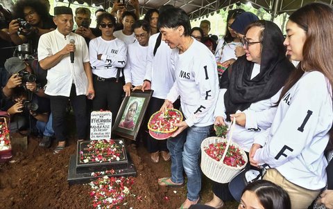 Personel band Slank Bimbim bersama para kerabat saat pemakaman  Bunda Iffet di TPU Karet Bivak, Jakarta, Minggu (27/4/2025).