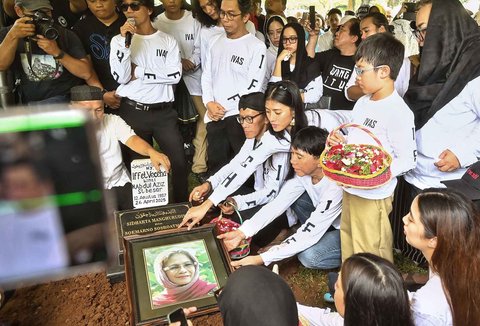 Personel band Slank Bimbim bersama para kerabat saat pemakaman  Bunda Iffet di TPU Karet Bivak, Jakarta, Minggu (27/4/2025).