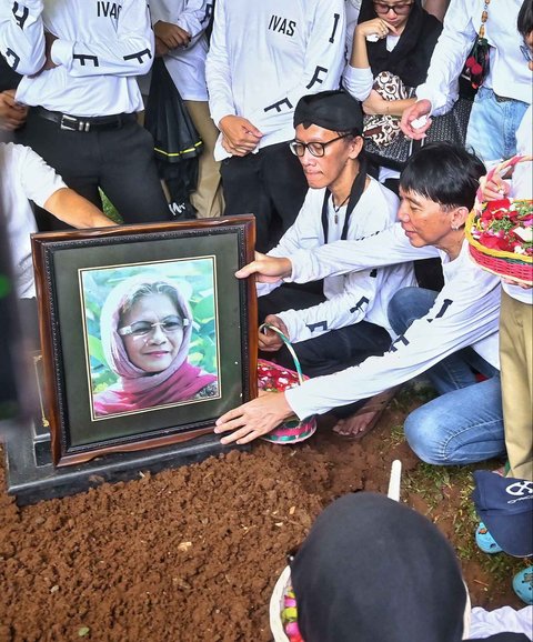 Personel band Slank Bimbim bersama para kerabat saat pemakaman  Bunda Iffet di TPU Karet Bivak, Jakarta, Minggu (27/4/2025).