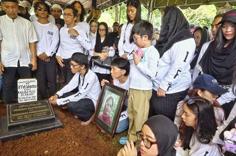 Personel band Slank Bimbim bersama para kerabat saat pemakaman  Bunda Iffet di TPU Karet Bivak, Jakarta, Minggu (27/4/2025).