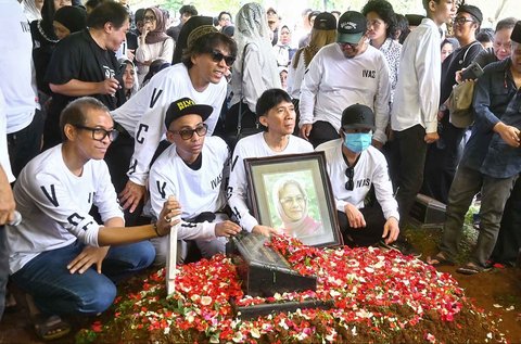 Personel band Slank bersama para kerabat saat pemakaman  Bunda Iffet di TPU Karet Bivak, Jakarta, Minggu (27/4/2025).