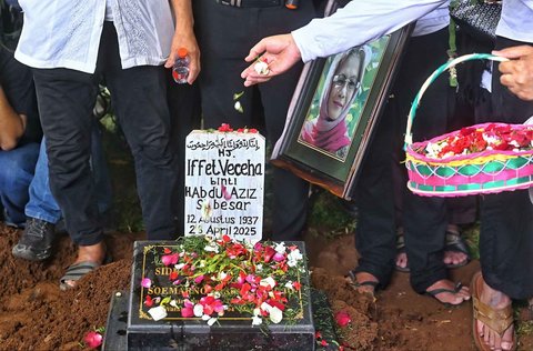 Pemakaman  Bunda Iffet di TPU Karet Bivak, Jakarta, Minggu (27/4/2025).