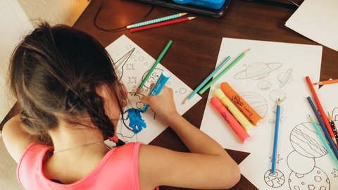Ilustrasi Anak Berkegiatan Kreatif Menggambar