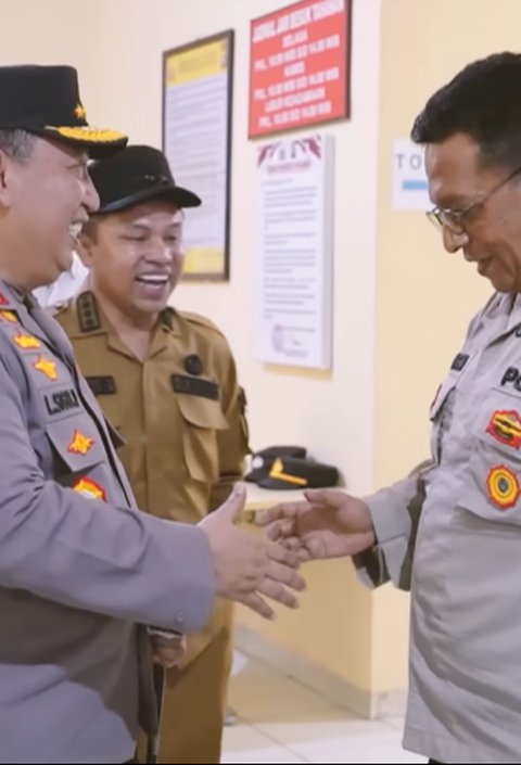 Kapolri Salut sama Anggota Usai Tugas Ngajar Anak Yatim, tapi Salfok ke Pangkat 'Kok Masih Bengkok-Bengkok'