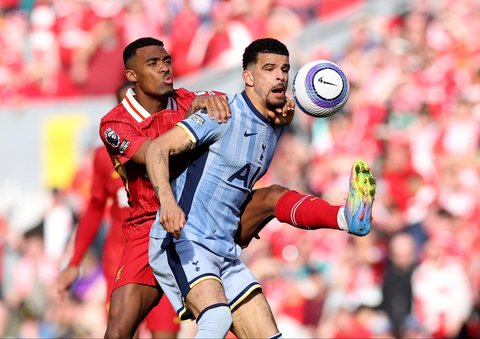 Pemain Liverpool Ryan Gravenberch berebut bola dengan pemain Tottenham Dominic.