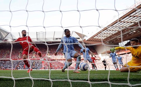 Pemain Liverpool Mohamed mencetak gol keempat ke gawang Tottenham Hotspur