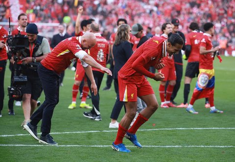Pelatih Liverpool Arne Slot bersama pemain Virgil van Dijk merayakan kemenangan setelah menjuarai Liga Primer Inggris 2024-2025