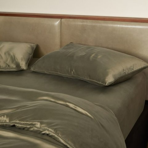 Kenali Manfaat Tidur dengan Seprai Sutra untuk Kesehatan Kulit dan Tidur Nyenyak