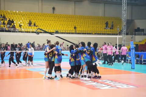 Pemain Jakarta Electric PLN merayakan kemenangan atas Jakarta Pertamina Enduro dengan skor 3-2 pada lanjutan babak Final Four PLN Mobile Proliga 2025 yang digelar di GOR Jatidiri, Semarang, Jawa Tengah, Minggu (27/4).