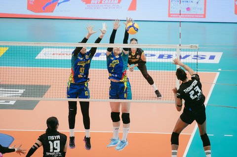 Pemain Jakarta Electric PLN, Polina Shemanova melakukan block untuk menahan serangan pemain Jakarta Pertamina Enduro pada lanjutan babak Final Four PLN Mobile Proliga 2025  yang digelar di GOR Jatidiri, Semarang, Jawa Tengah, Minggu (27/4).