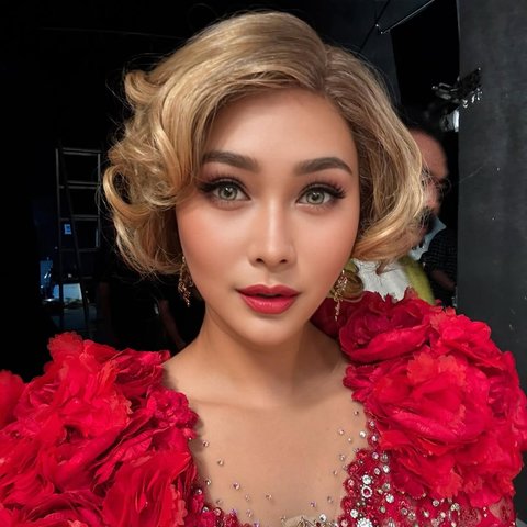 5 Gaya Makeup dan Fashion Cetar Inul Daratista di Atas Panggung