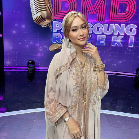 5 Gaya Makeup dan Fashion Cetar Inul Daratista di Atas Panggung