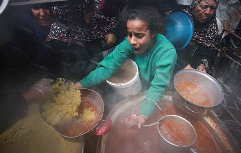 Warga Palestina antri mengambil  makanan yang dimasak di  Dapur Amal, di Beit Lahiya, Jalur Gaza utara, Senin (28/04/2025).