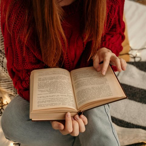 7 Aktivitas Pengganti Doomscrolling Sebelum Tidur untuk Tidur Nyenyak