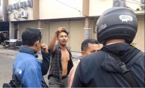 Pria Marah Bicara Kasar Sampai Buka Baju Tantang Jurnalis yang Liput Lowongan Kerja Bodong